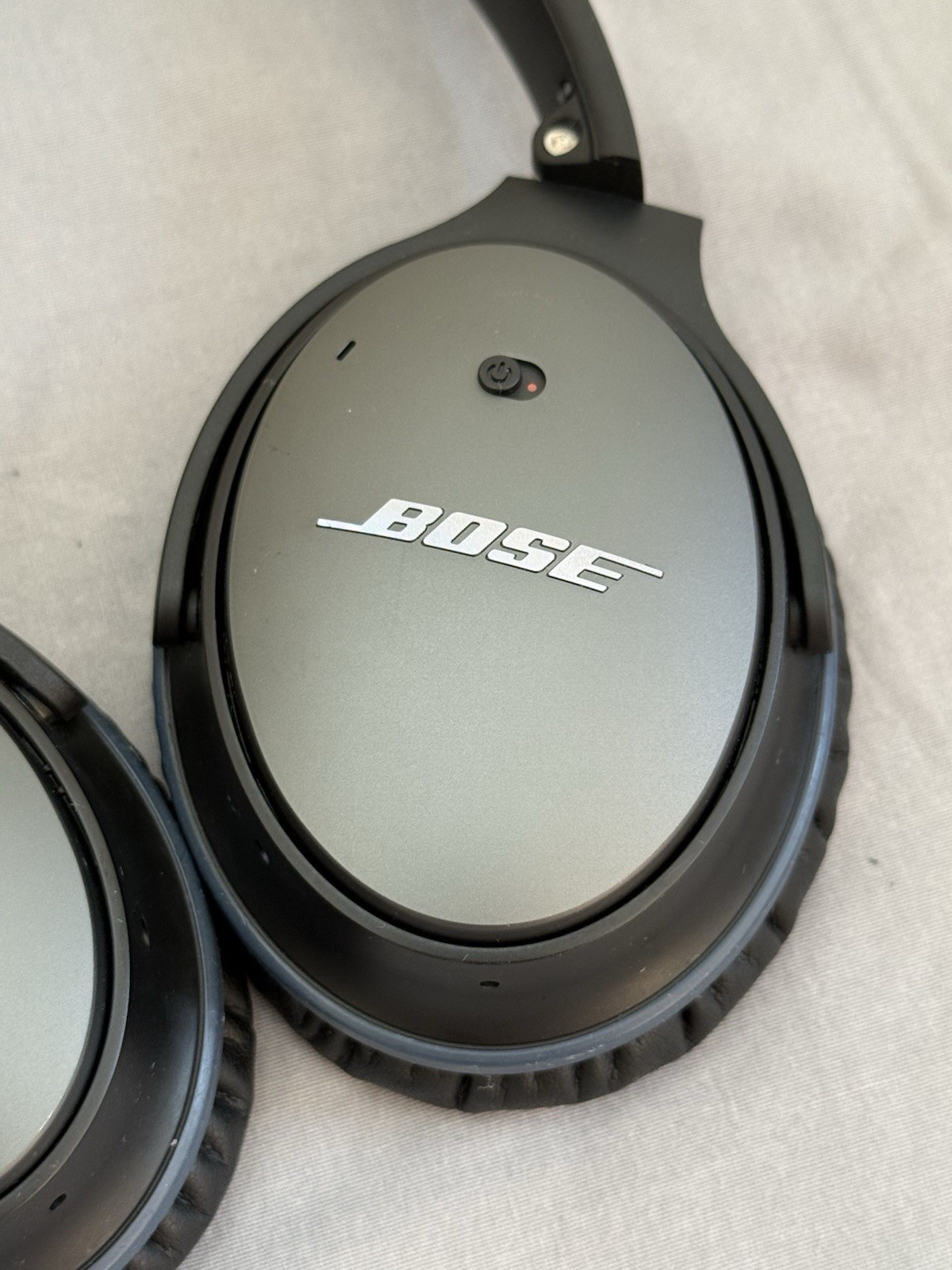 Bose QuietComfort 15 w/ Lightning C-Type Airplane Adapters & Case New Earpads