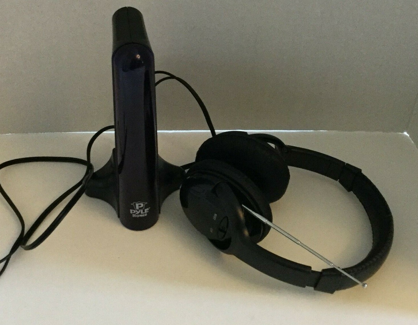 Wireless Headphones PHPW2 Pyle HiFi with Extreme Bass Frequency Response Black