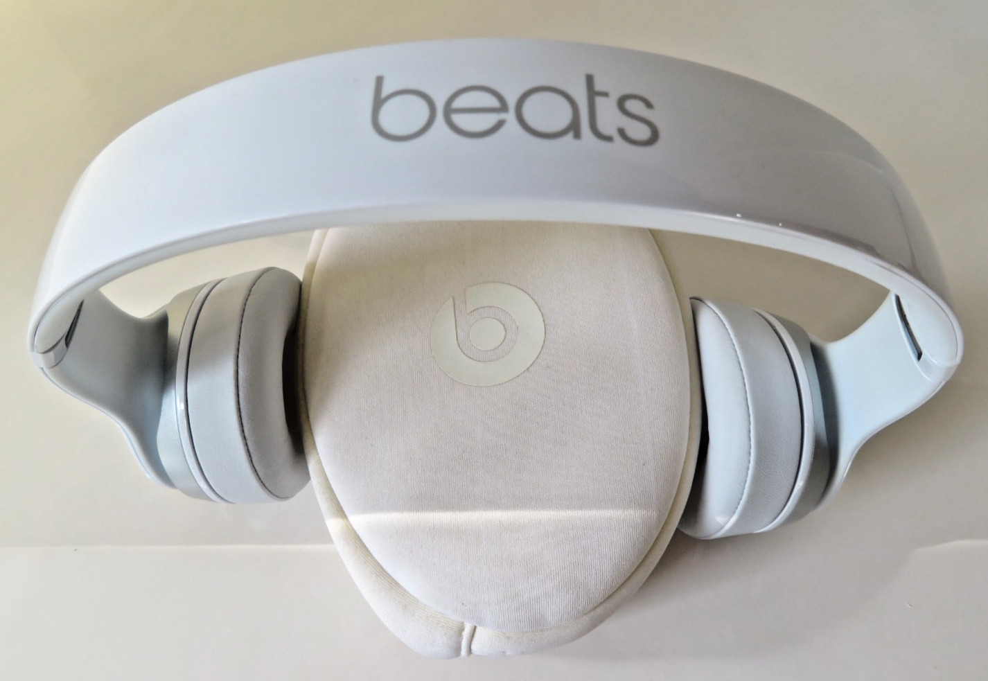 Beats by Dr. Dre Solo 2 Wireless Bluetooth On-Ear Headphone B0534 White New Pads