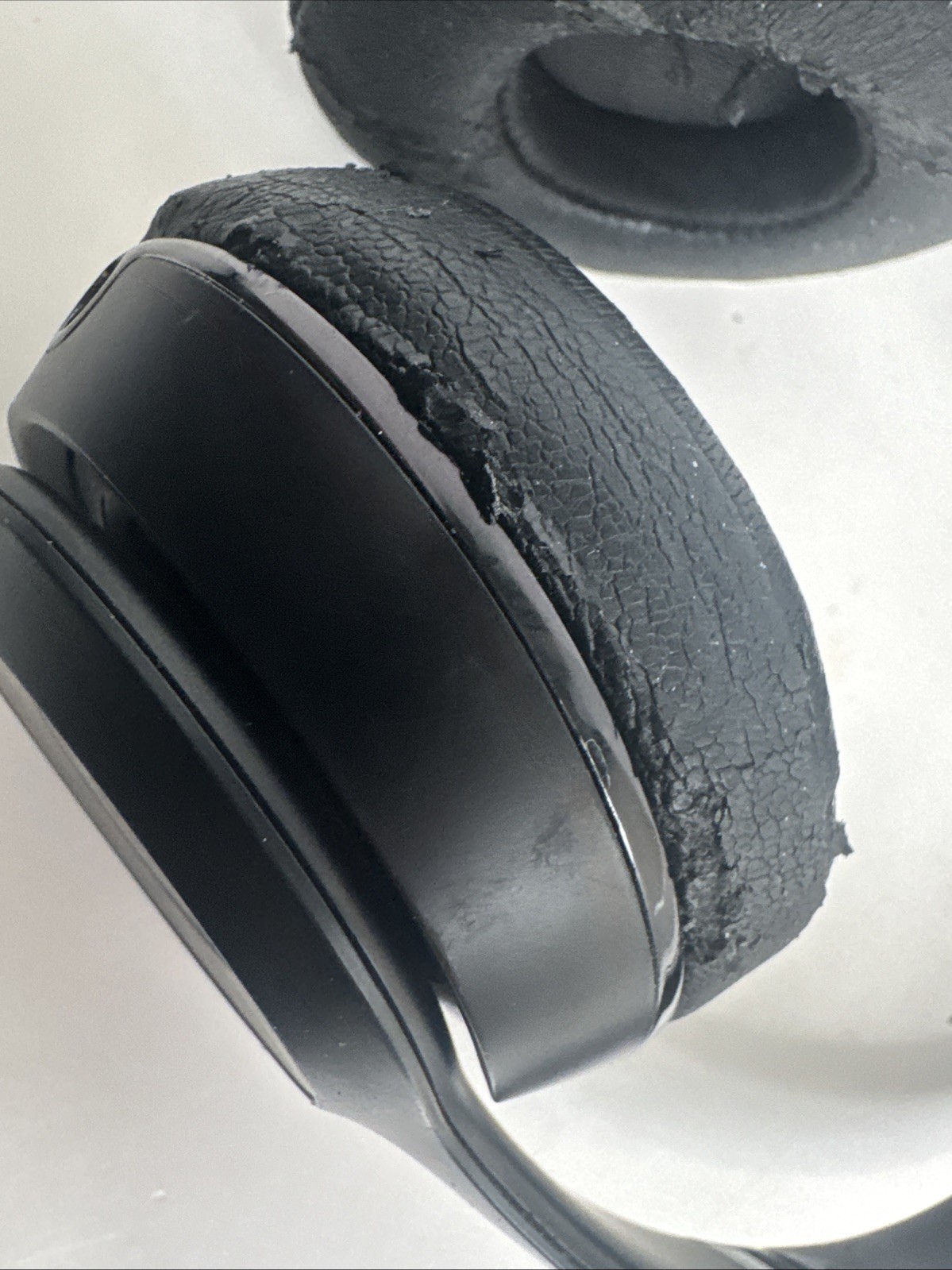 Beats by Dr. Dre Solo3 Wireless Over the Ear Headphone – Matte Black (A1796)
