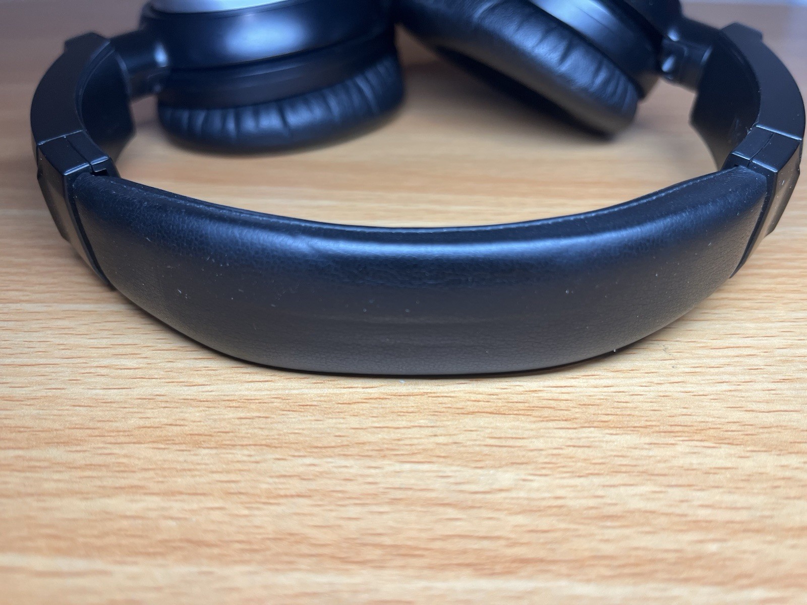 Audio Technica Active Noise Cancelling Headphones Over The Ear Silver ATH-ANC7b