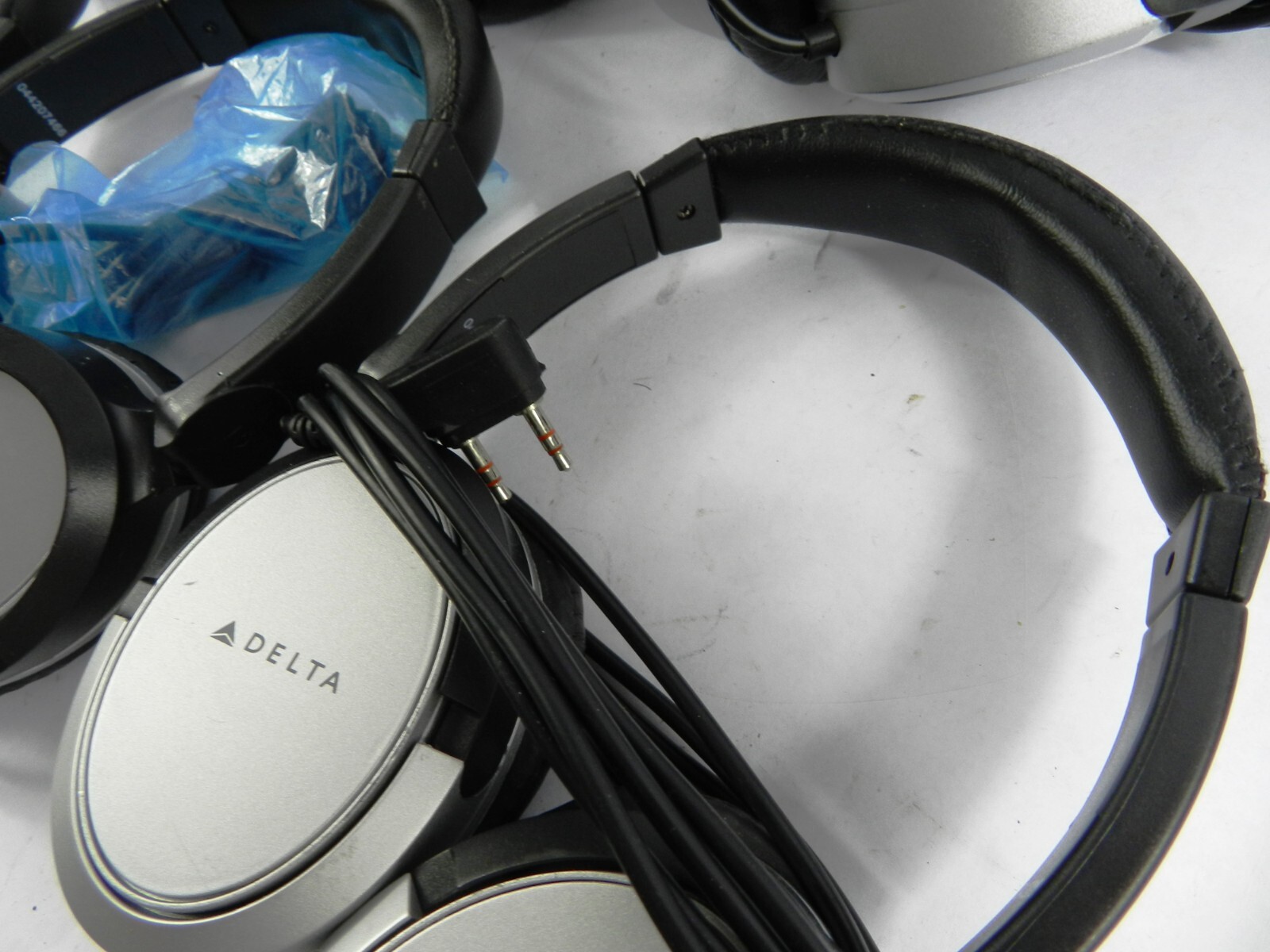 LOT (6) Delta United Airlines Headphones 044207466 Over-Ear Silver Black B141