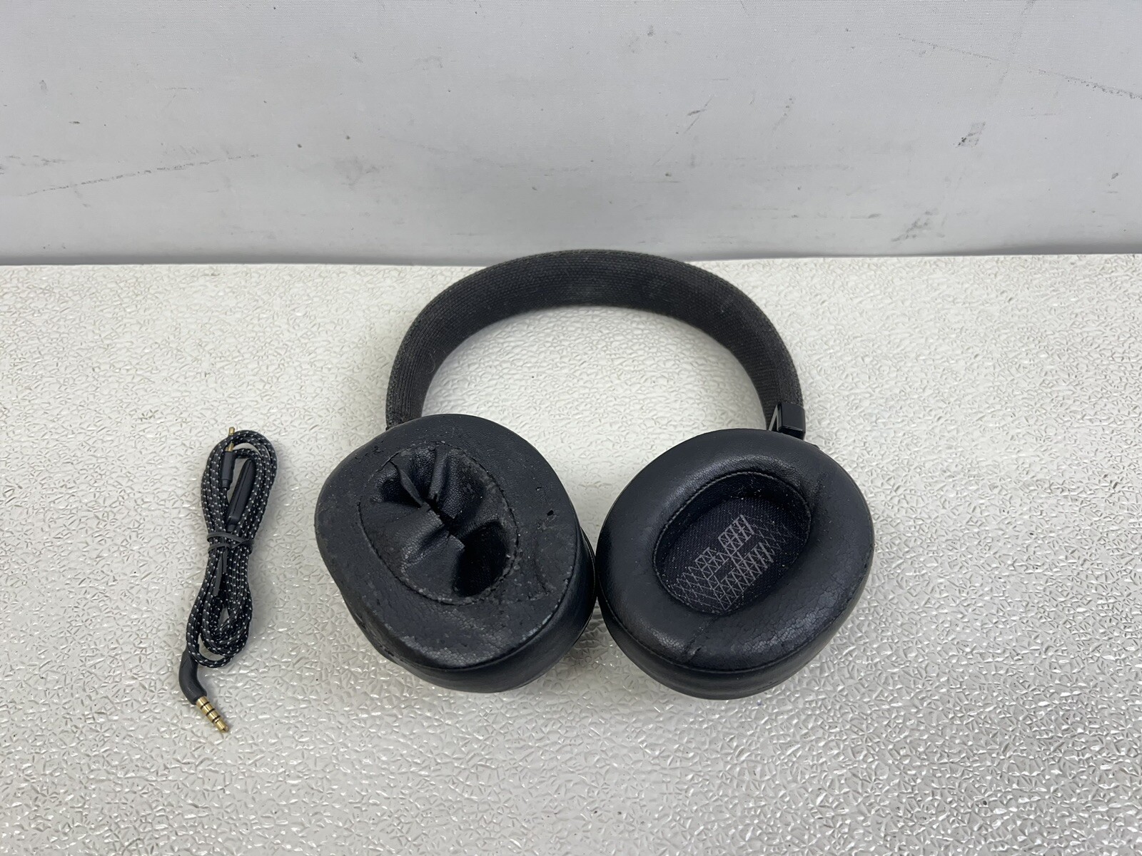 JBL Live 500BT Wireless Over-Ear Noise-Cancelling Headphones – Black –