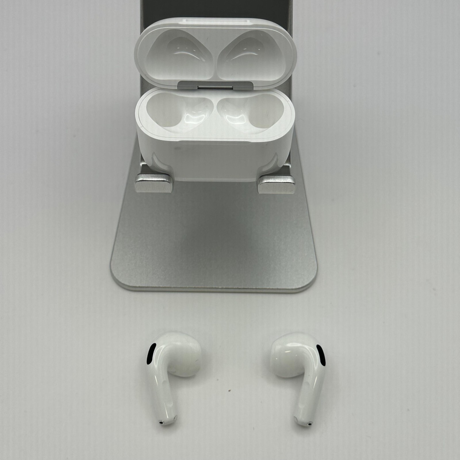 Apple AirPods (4th Gen) USB-C White (Active Noice Cancellation) -Very Good w/Box