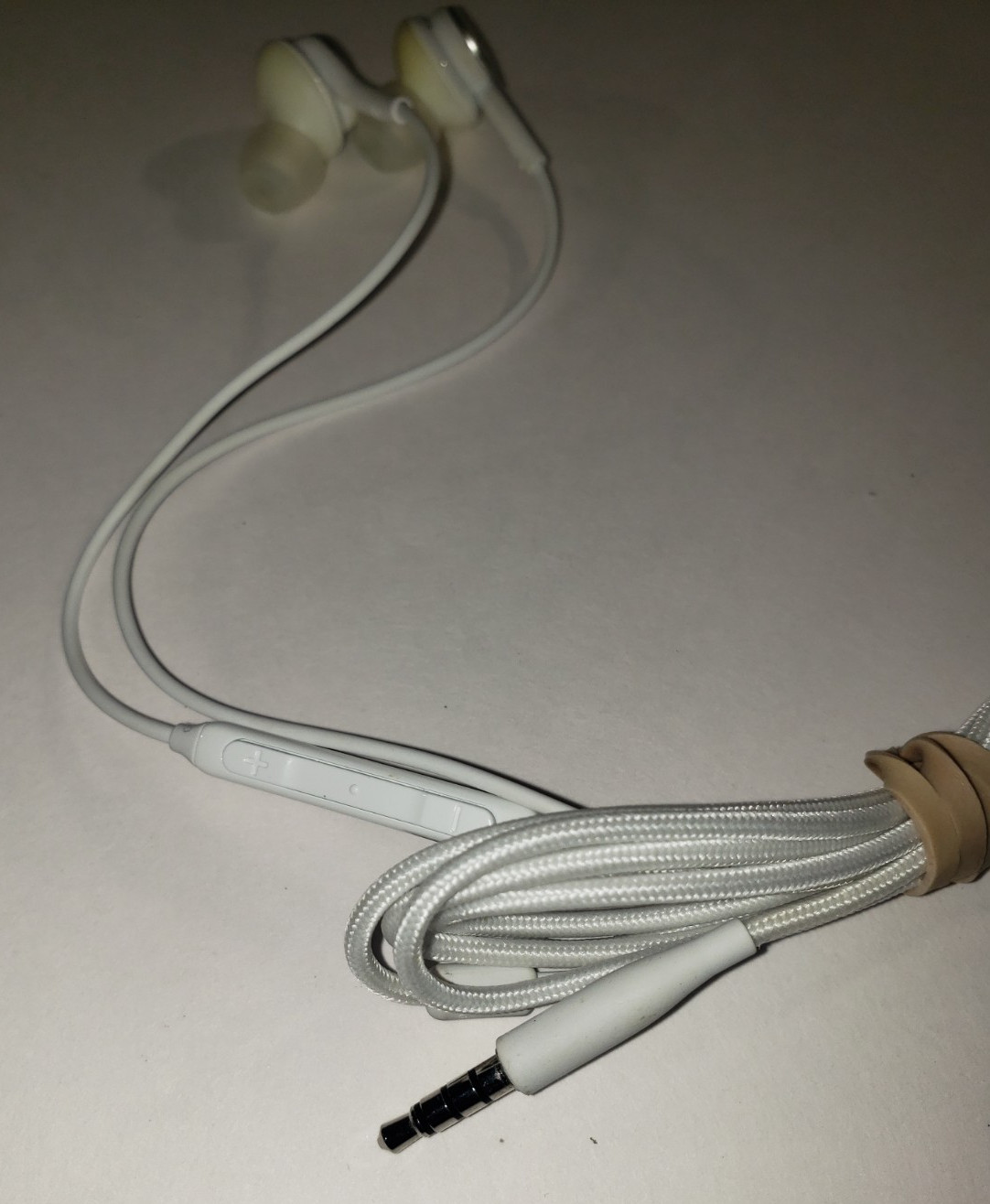 SAMSUNG AKG 3.5mm Jack In-Ear Headphones Earphones Earbuds w/ Microphone White