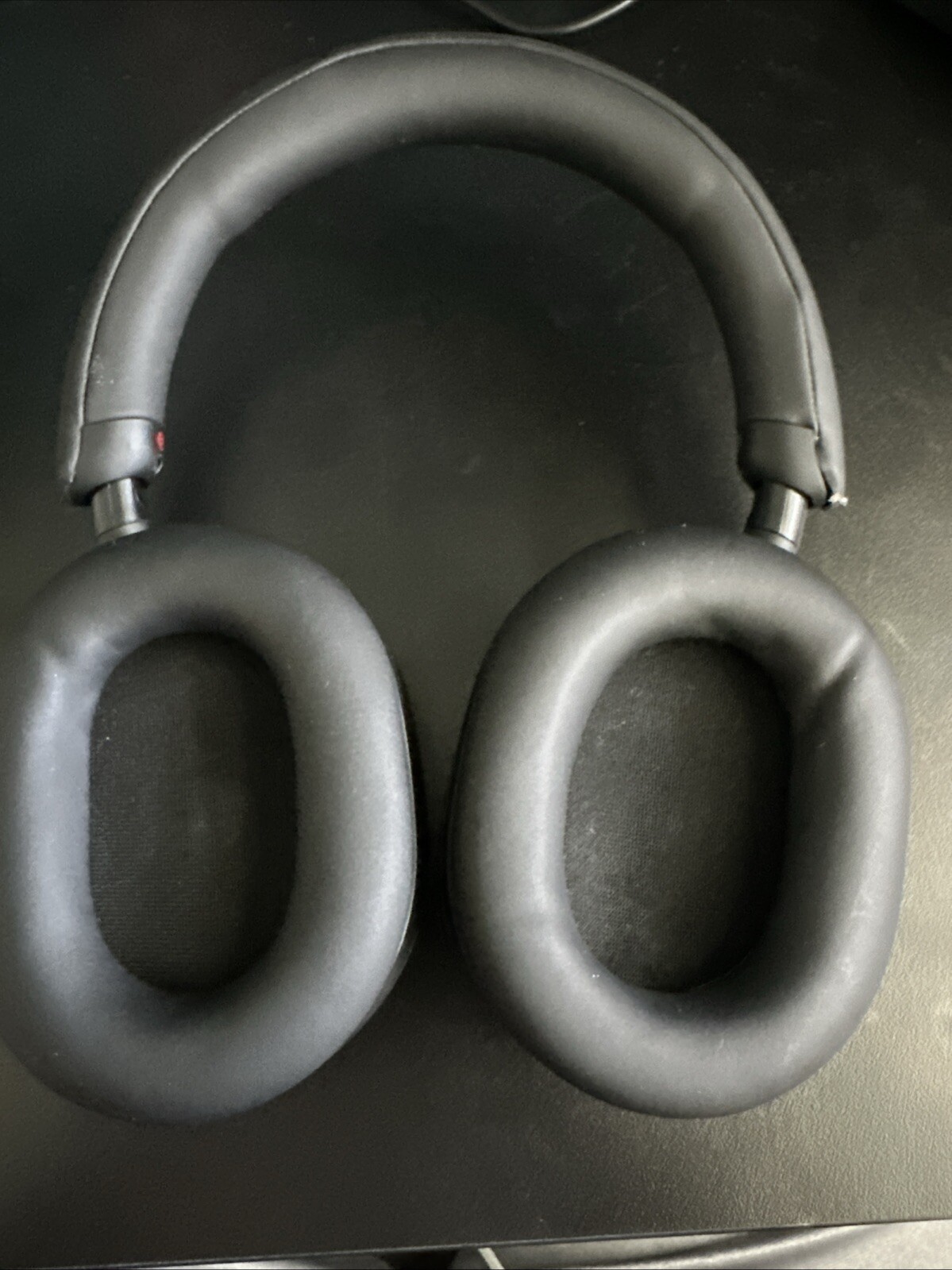 Used SONY WF-1000XM3’s with slight damage to the left side as shown.