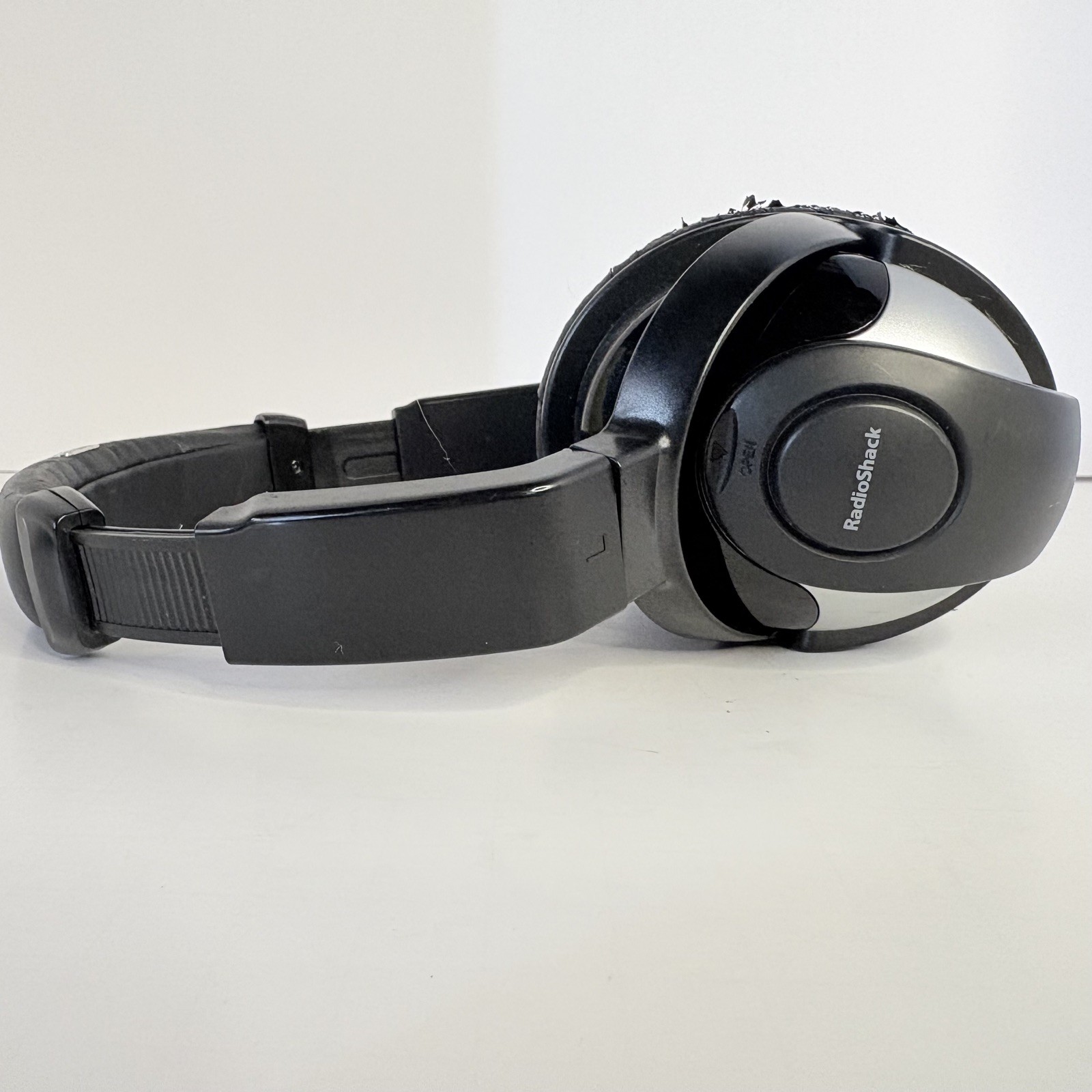 Vtg Radio Shack Infrared Wireless Headphones w/Transmitter Rechargeable 3300280