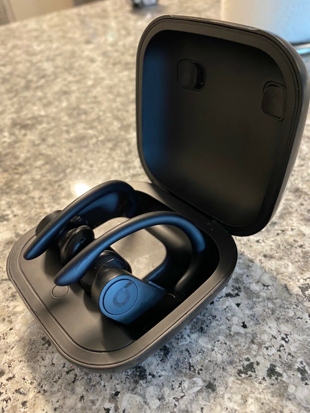 black powerbeats pro TRUE wireless, Siri support, loud bass case included