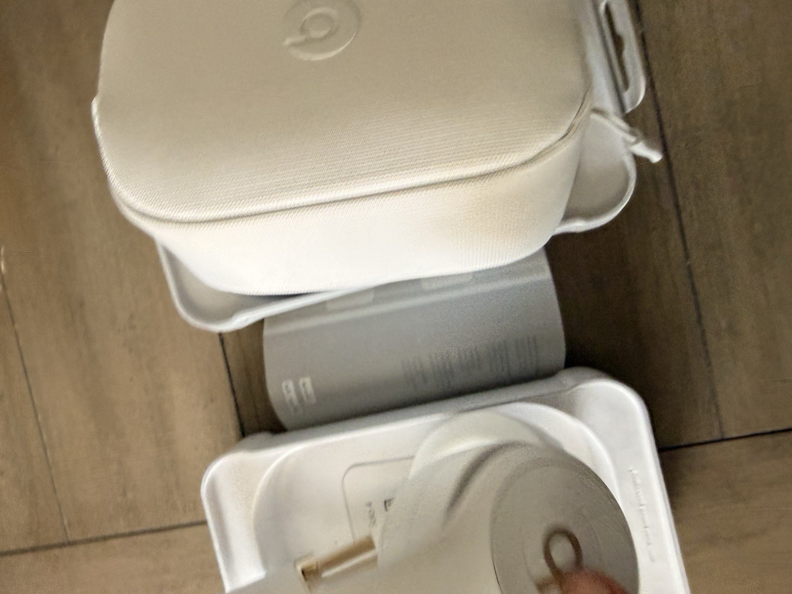 Unused OEM White & Gold Beats Solo 4 Wireless Headphones MC2M4LL/A in Bulk Pkg