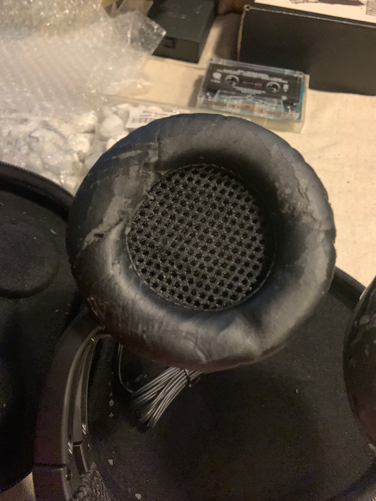 Motorola S805 Headphones w/ Case and Charger – NEED NEW FOAM