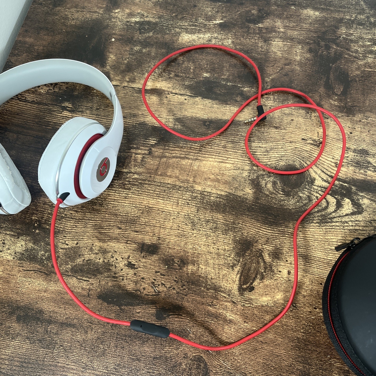 Beats by Dr Dre Studio 2.0 WIRED On-Ear headphones White Needs New Ear Pads