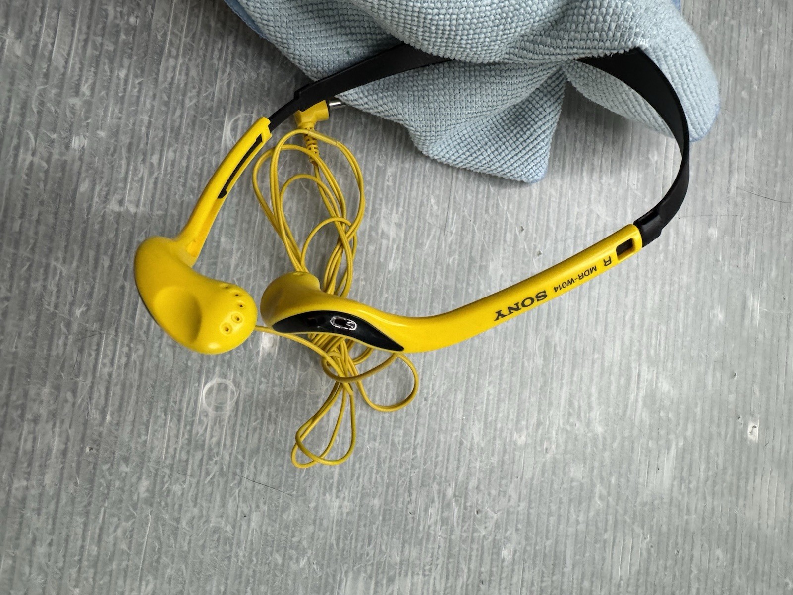 SONY MDR-W014 yellow Sports Walkman Stereo Headphones 3.5mm Jack