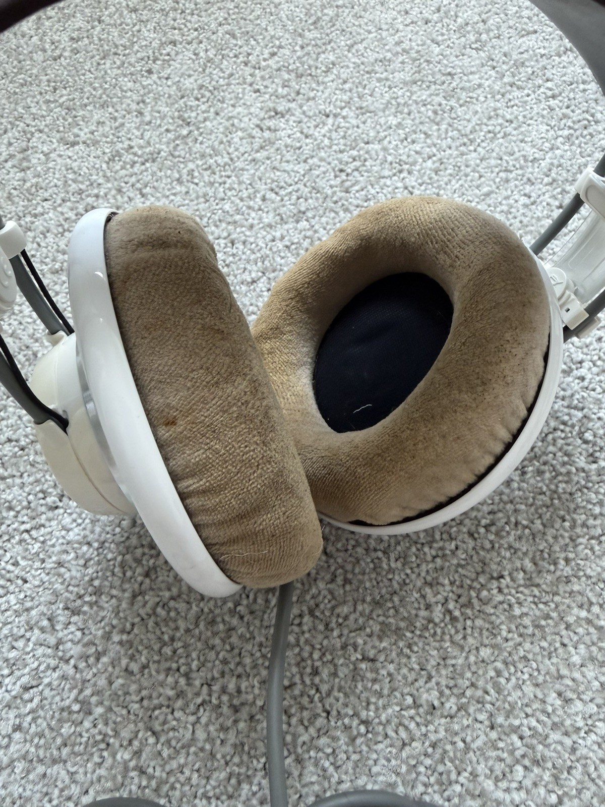 AKG K701 White Studio Open Air Type Headphones Clean and working