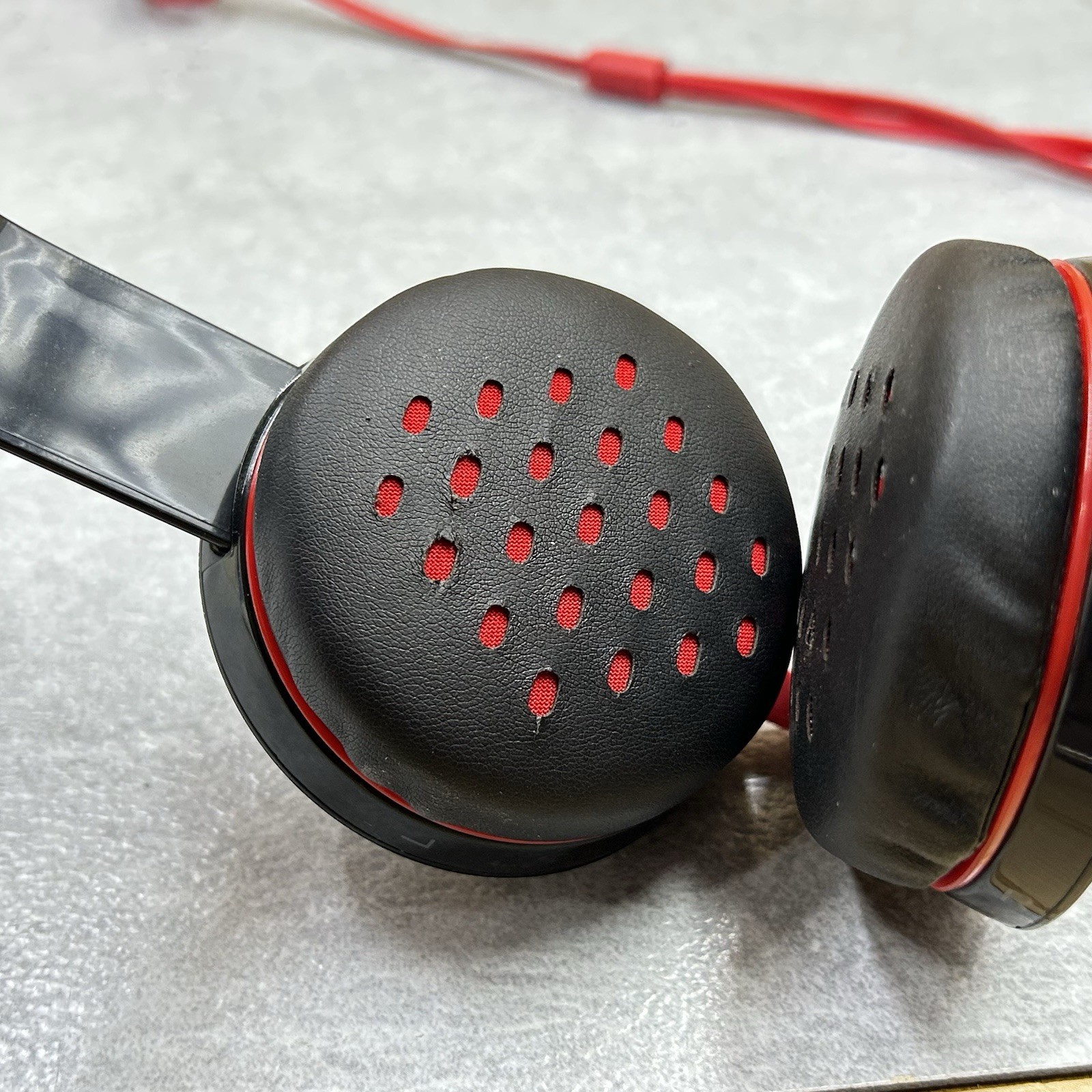 iHome Padded Ear and Headband Headphones Black Red Flat Wire Basic 3.5mm Jack