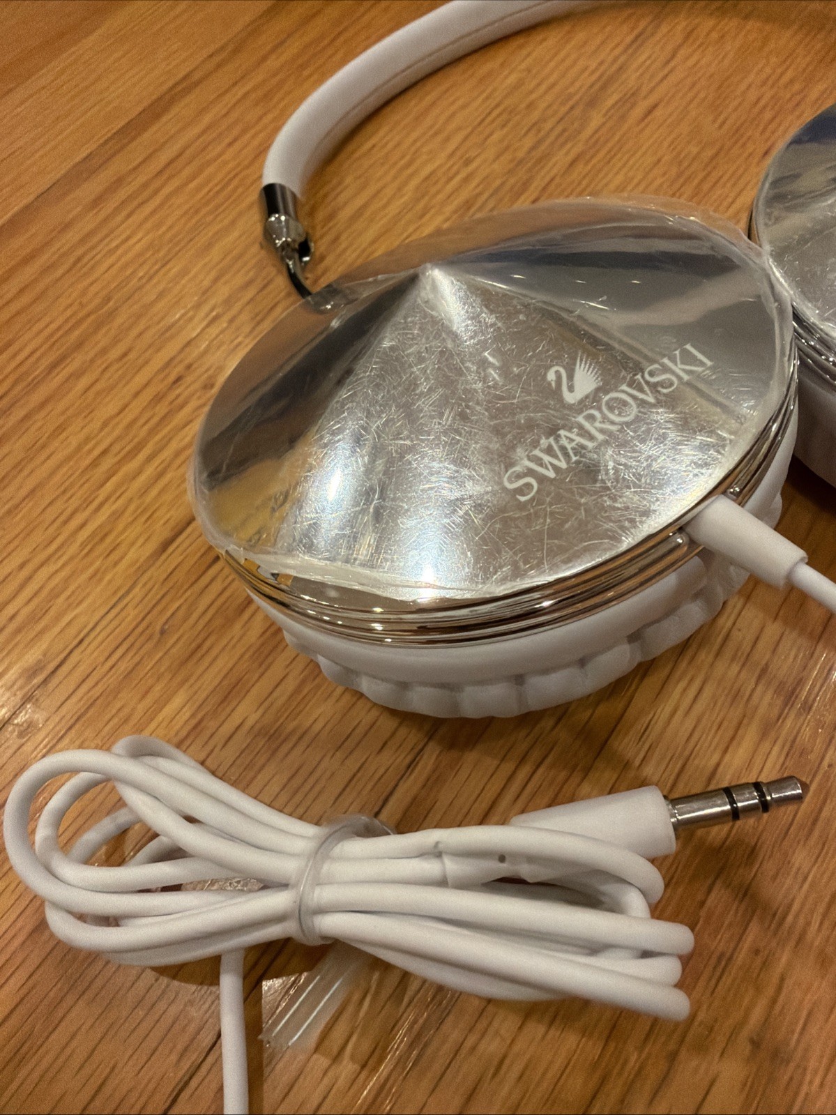 Swarovski Frends Taylor Silver and White Headphones-Never Worn