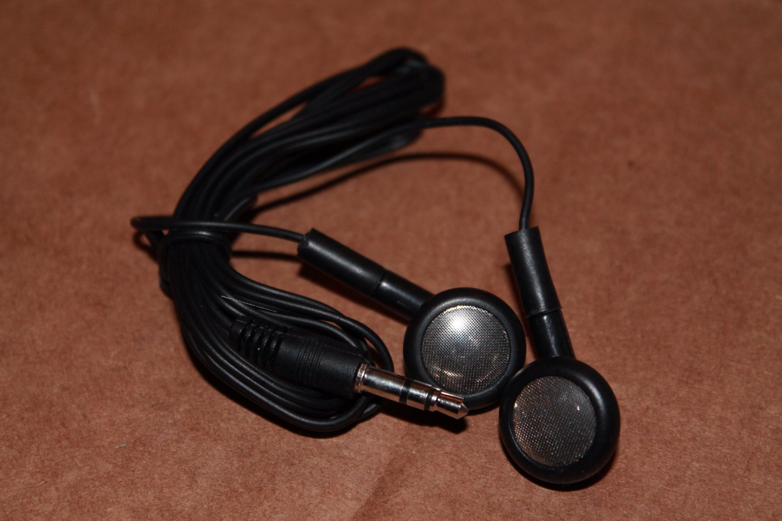 BULK Lot of 25 BLACK 3.5mm Headphones / Earbuds / Earphones – Great for Schools!