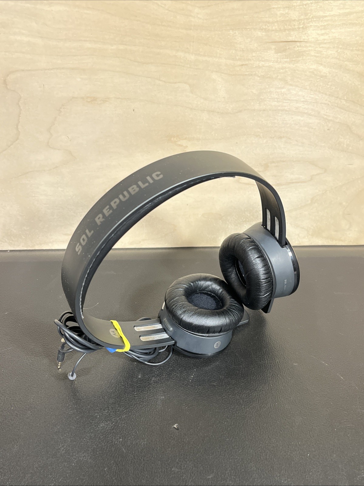 Sol Republic Tracks V8 Black Headphone Tested-works RIPPED EAR MUFF