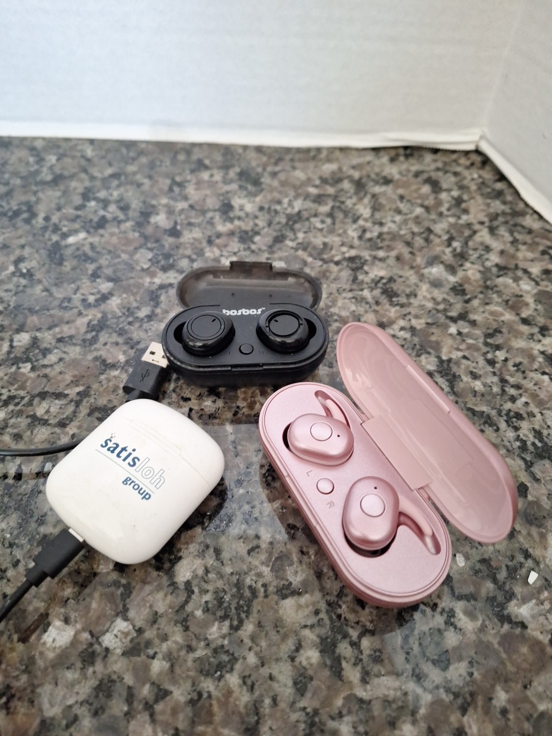 Lot of 3 ear buds, white, pink Helix, black bosbos