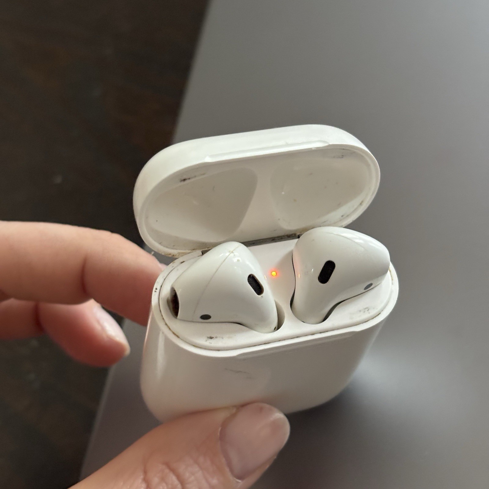 Apple AirPods (2nd Gen) White Bluetooth Wireless Earbuds w/ Charging Case Mic