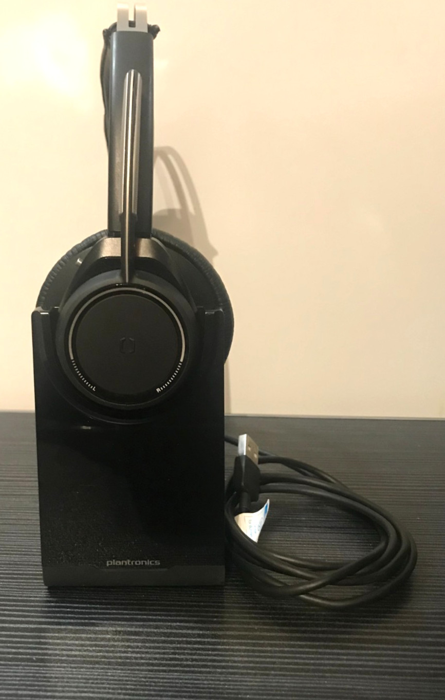 Plantronics Voyager Focus UC B825 Bluetooth Headset 203079-101 W/ Charging Stand