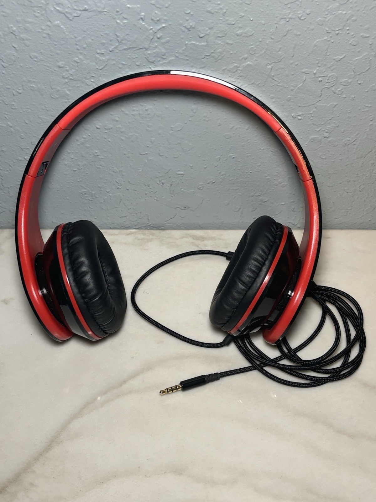Ailihen I60 foldable on-ear headphones in black and red