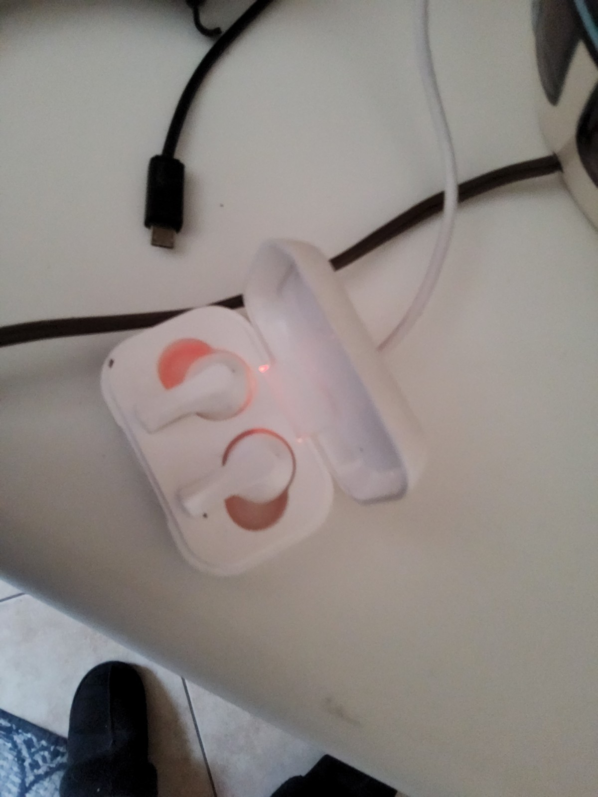 Apple AirPods Pro (2nd Gen) White Bluetooth In-Ear Earbuds Wireless Charging