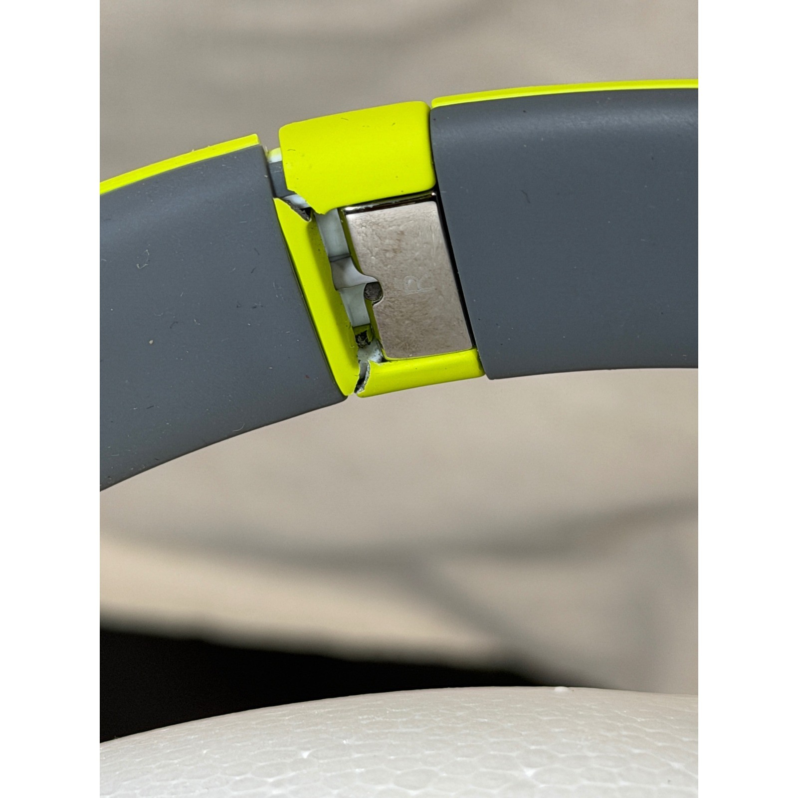 Beats Solo 2 Wireless Headphones Unisex Adjustable Shock Yellow Bluetooth Audio