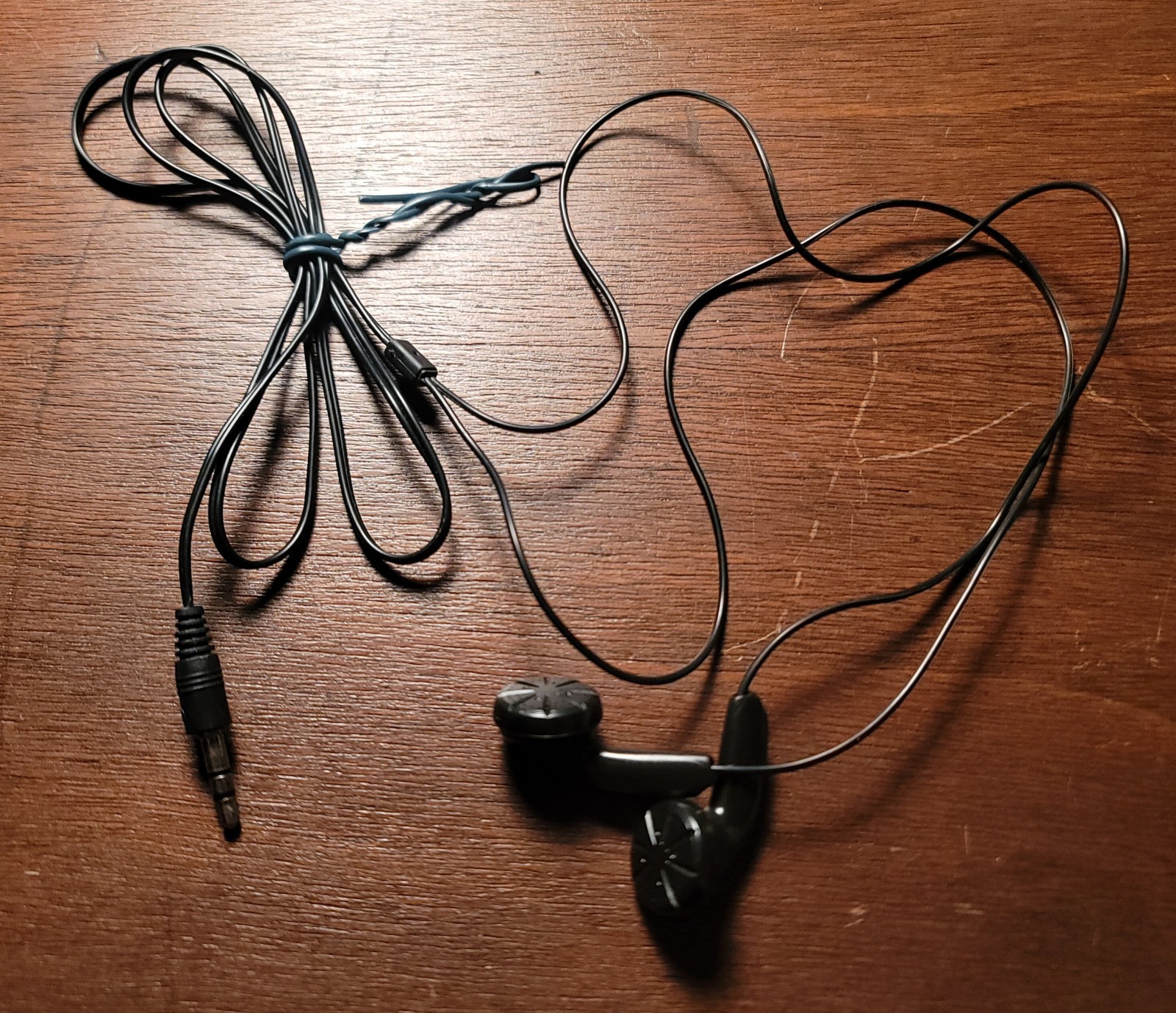 Unbranded Earphones Earbuds Black Corded 3.5mm Jack Old School