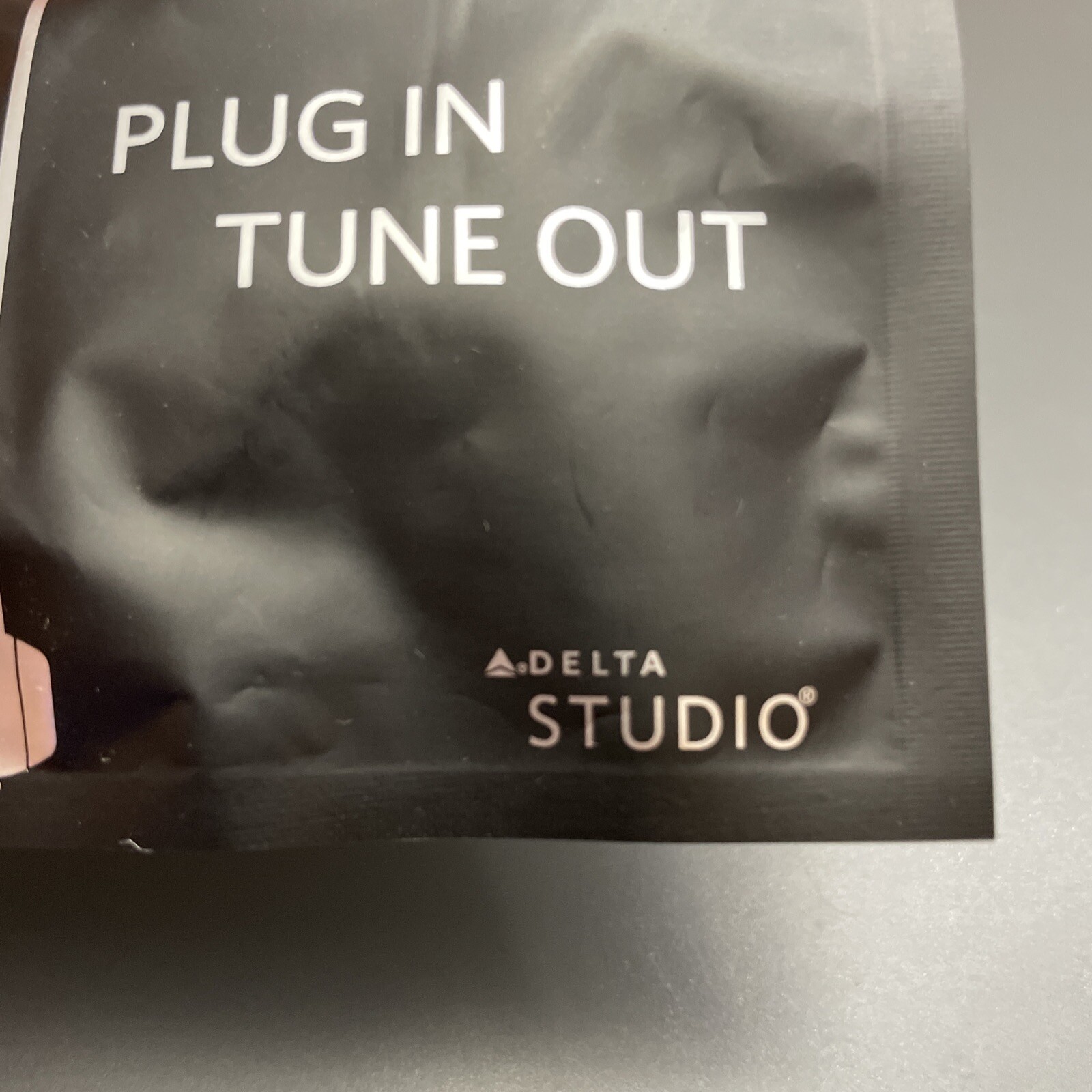 New DELTA Airlines Studio “Plug In Tune Out” Isolation Earbuds Headphones