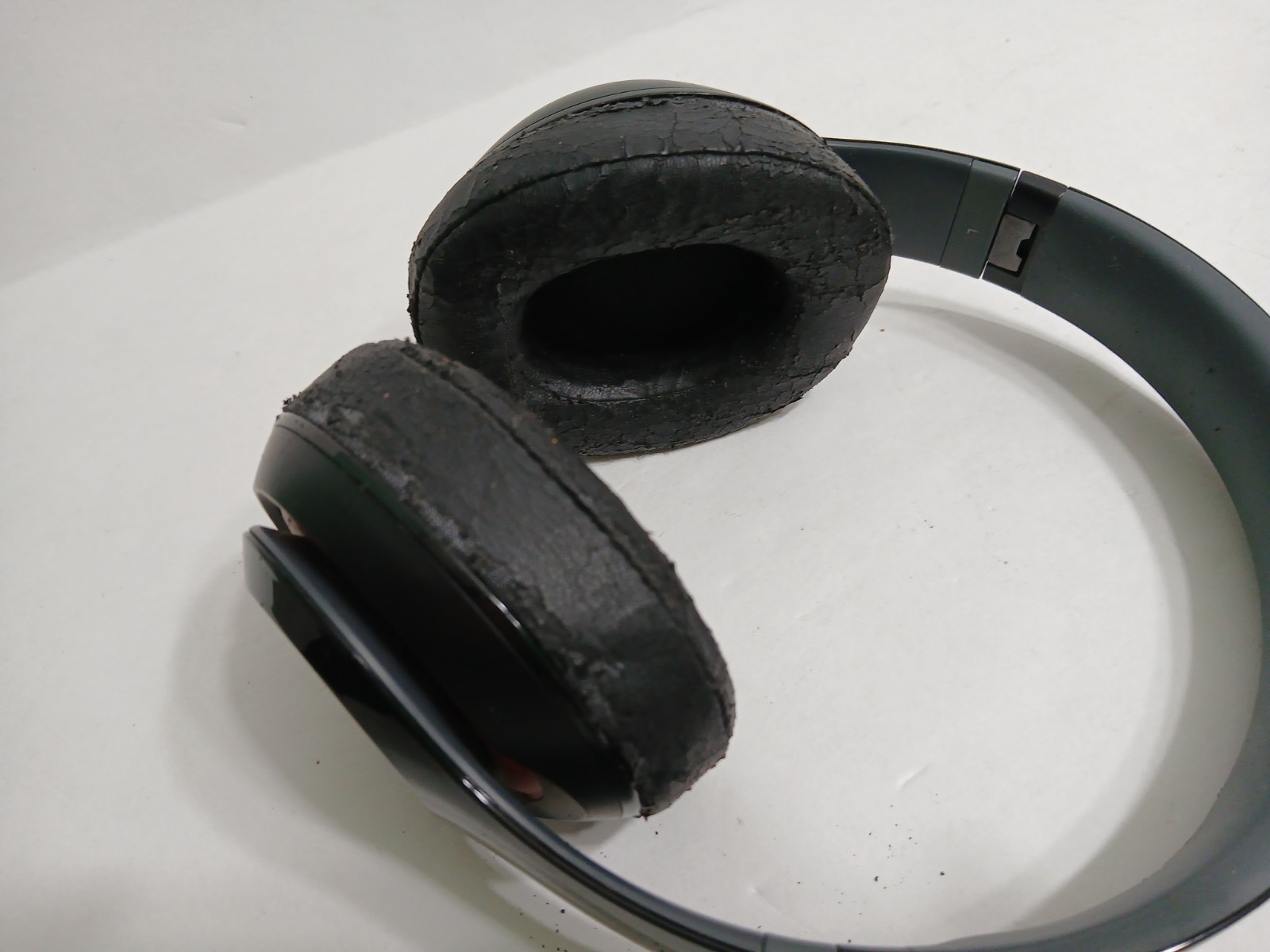 Beats by Dr. Dre Studio 2.0 White Over The Ear Wired Headphones Model B0500