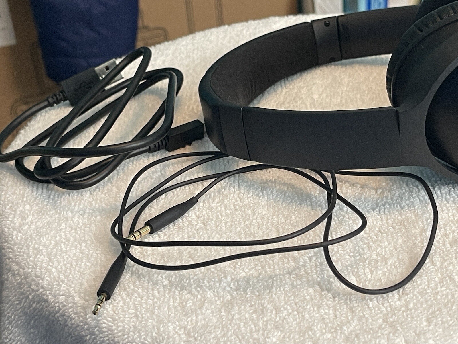 Bose QuietComfort 35 Over the Ear Wireless Headphones – Black Needs Ear Padding