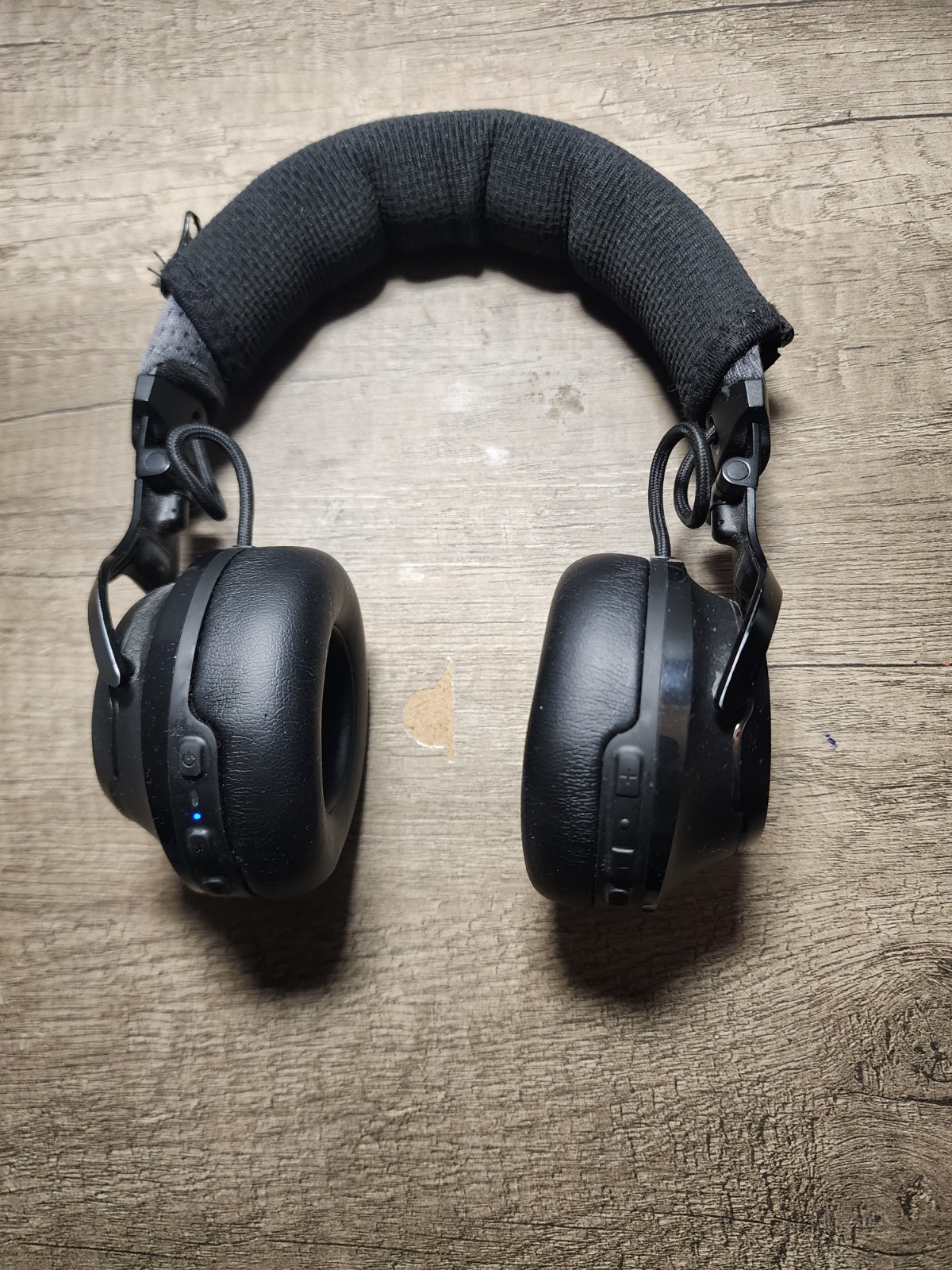 JBL Club 700BT Hi-Res Wireless On-Ear Headphones, produce a Great Sound