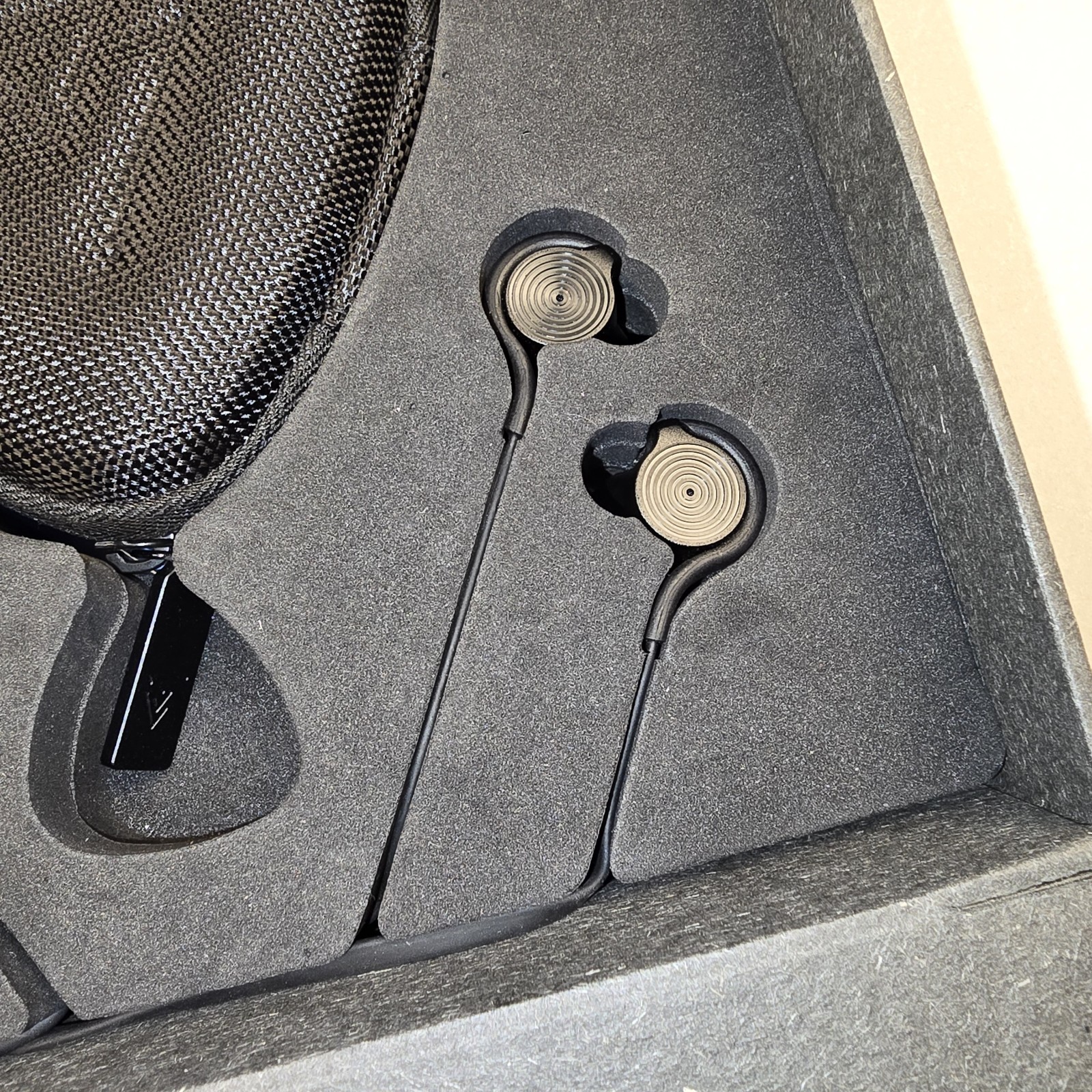 BeMe D200 by Beemunited Headphones. Black color. For iPhone NEW