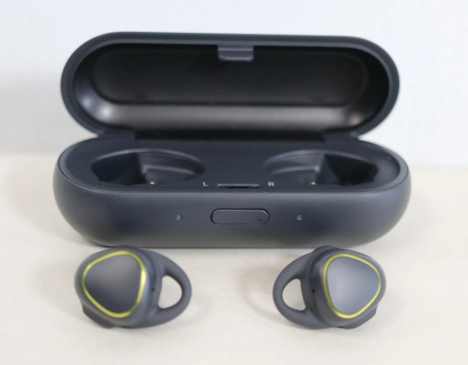 Samsung Gear IconX Wireless SM-R150 Bluetooth Earbuds Black – Tested and Working