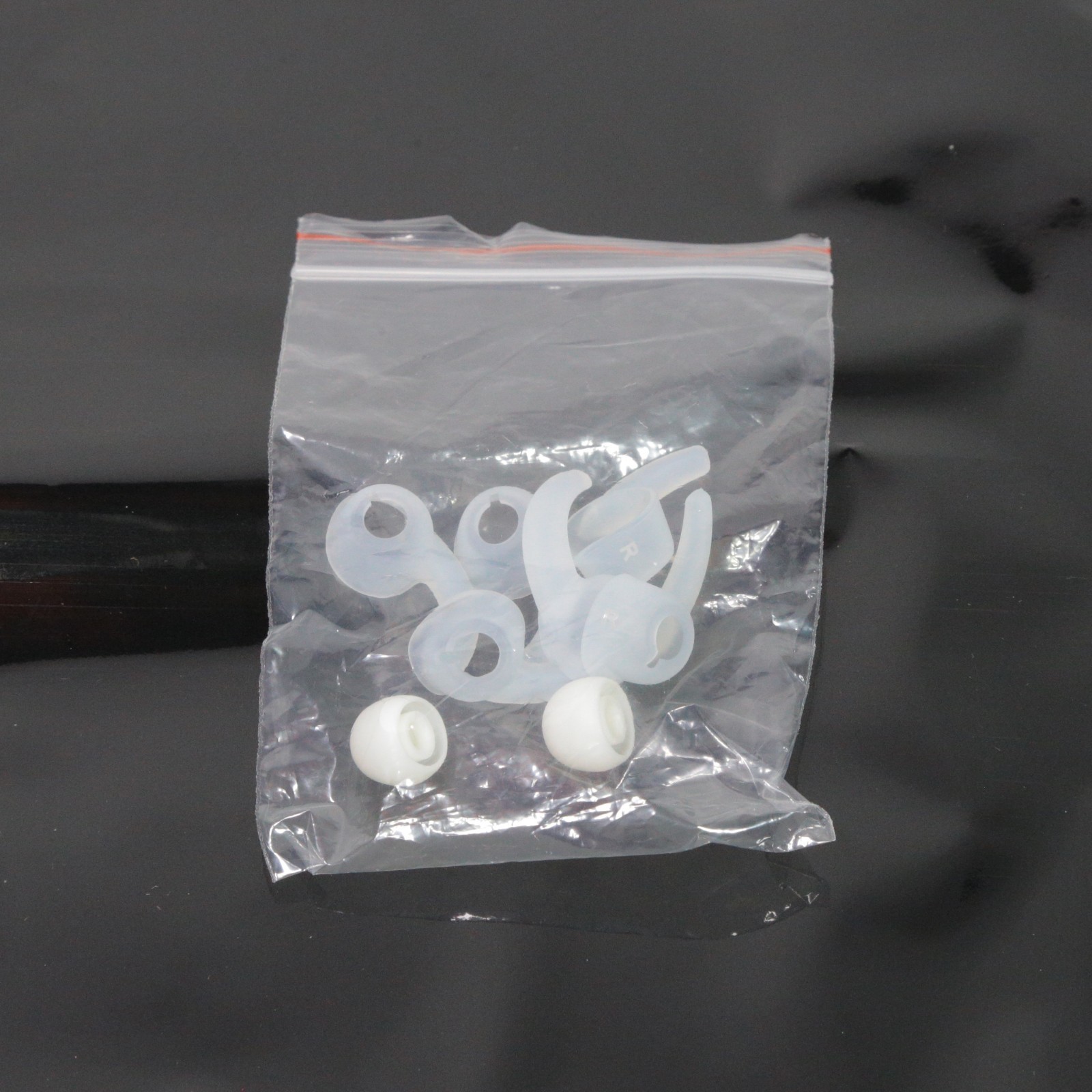 Beats by Dr. Dre Tour In-Ear Earbuds (810–00009) White/Red – ORIGINAL BOX / CASE