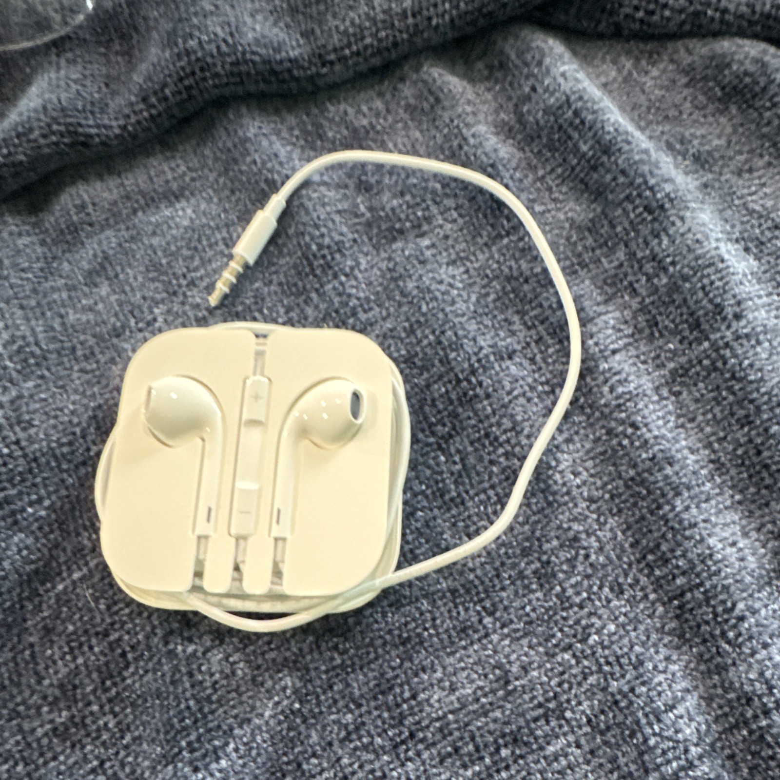 Apple EarPods In-Ear Wired Earbuds 3.5mm Jack Volume Control 1.2m White