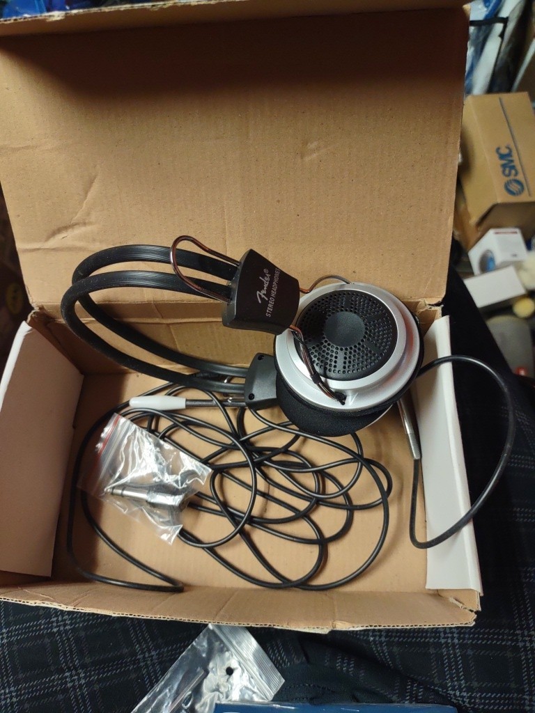 Fender Stereo Wired Headphones In-Line Volume Controller #B626