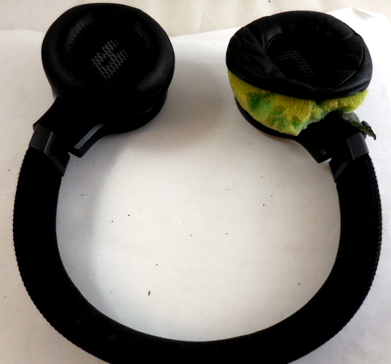 JBL Live 460NC Wireless On-Ear Noise-Cancelling Headphones – Black (With Issue)