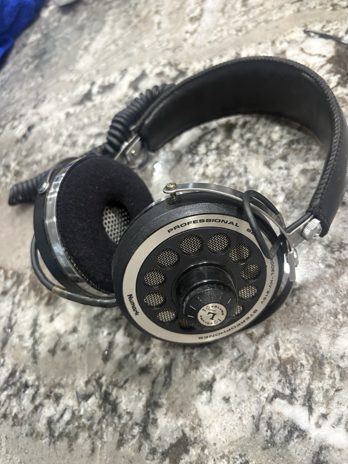 Numark HV-250V DJ On-Ear Stereo Headphones 36mm 3.5mm Coiled Volume