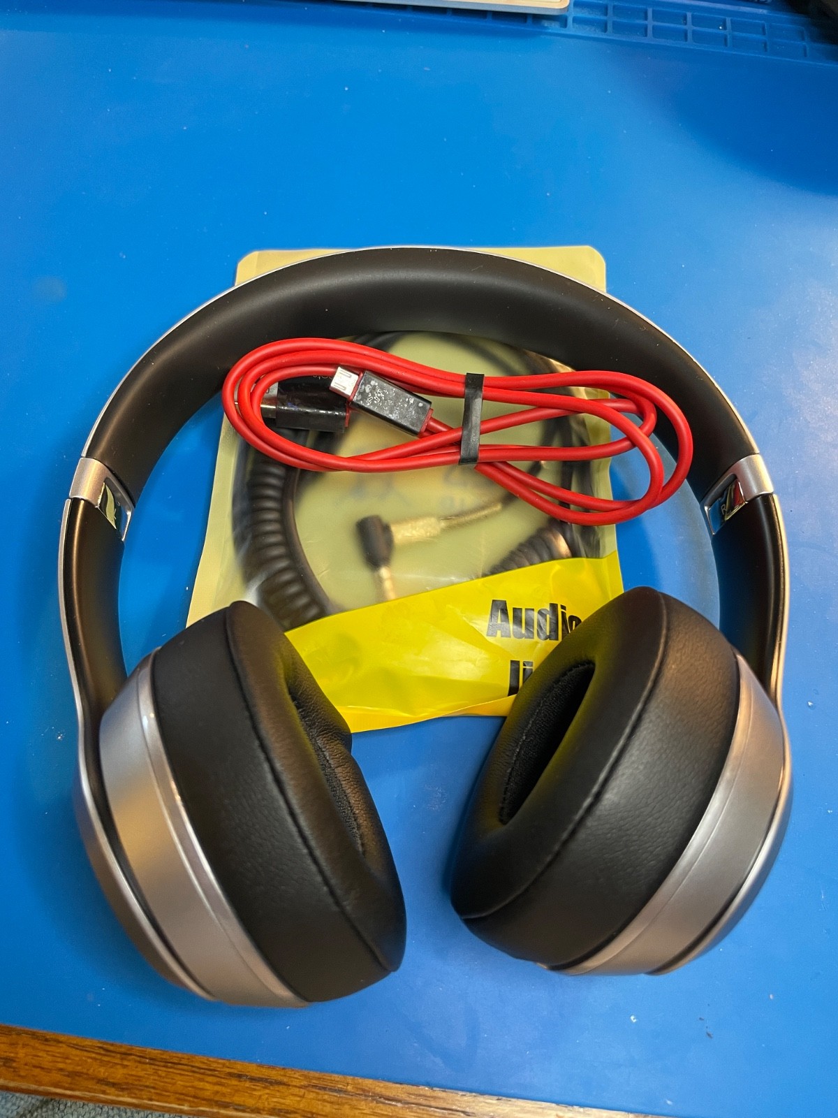 Clean Beats by Dr Dre – Solo 2 Wireless, Silver with Black Trim Tested, Working
