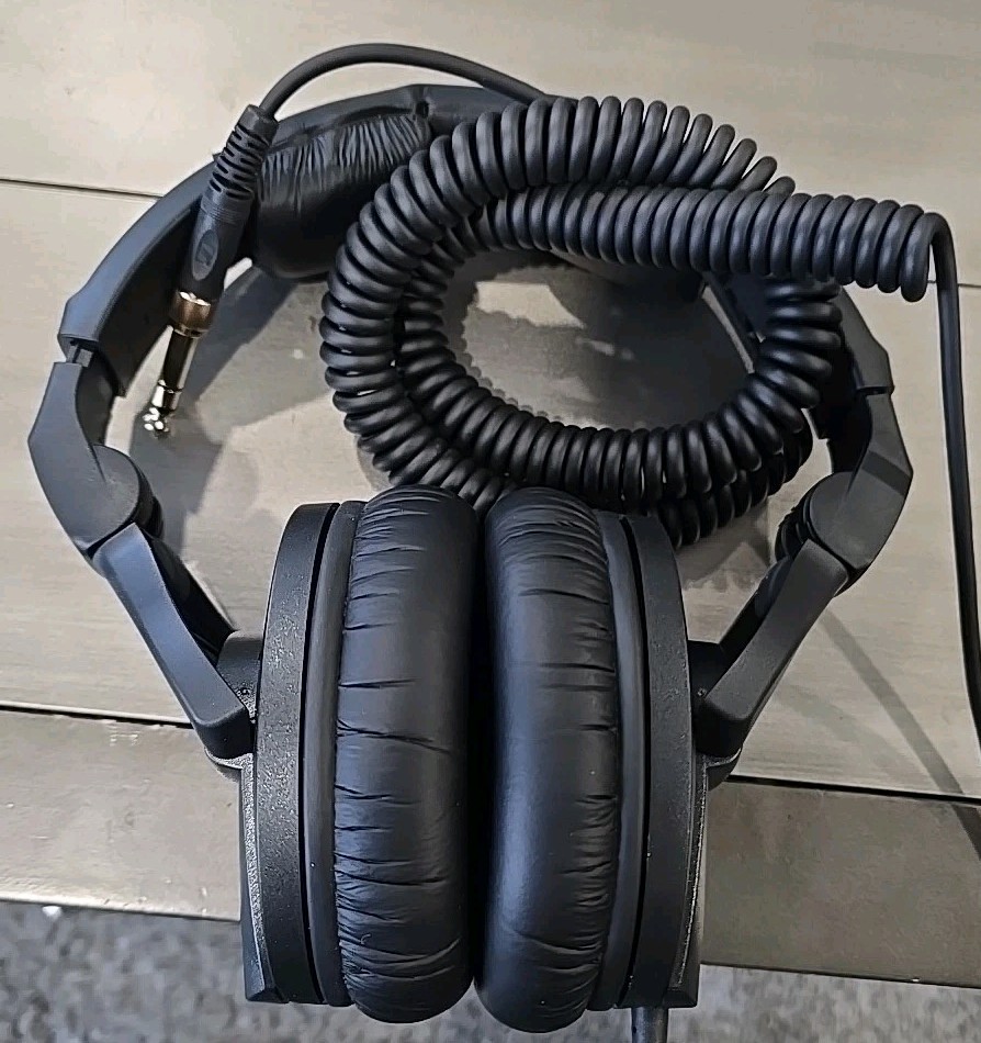SENNHEISER HD 280 Pro Over the Ear Headphones Black. Great Condition W/Box