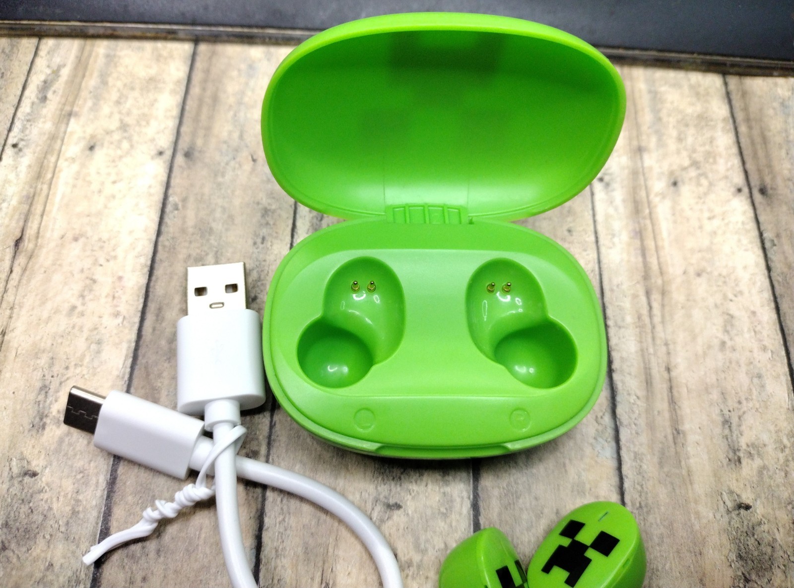 eKids Minecraft Wireless Earbuds Green with Charger and USB Cable Xi-B18MX EXv24