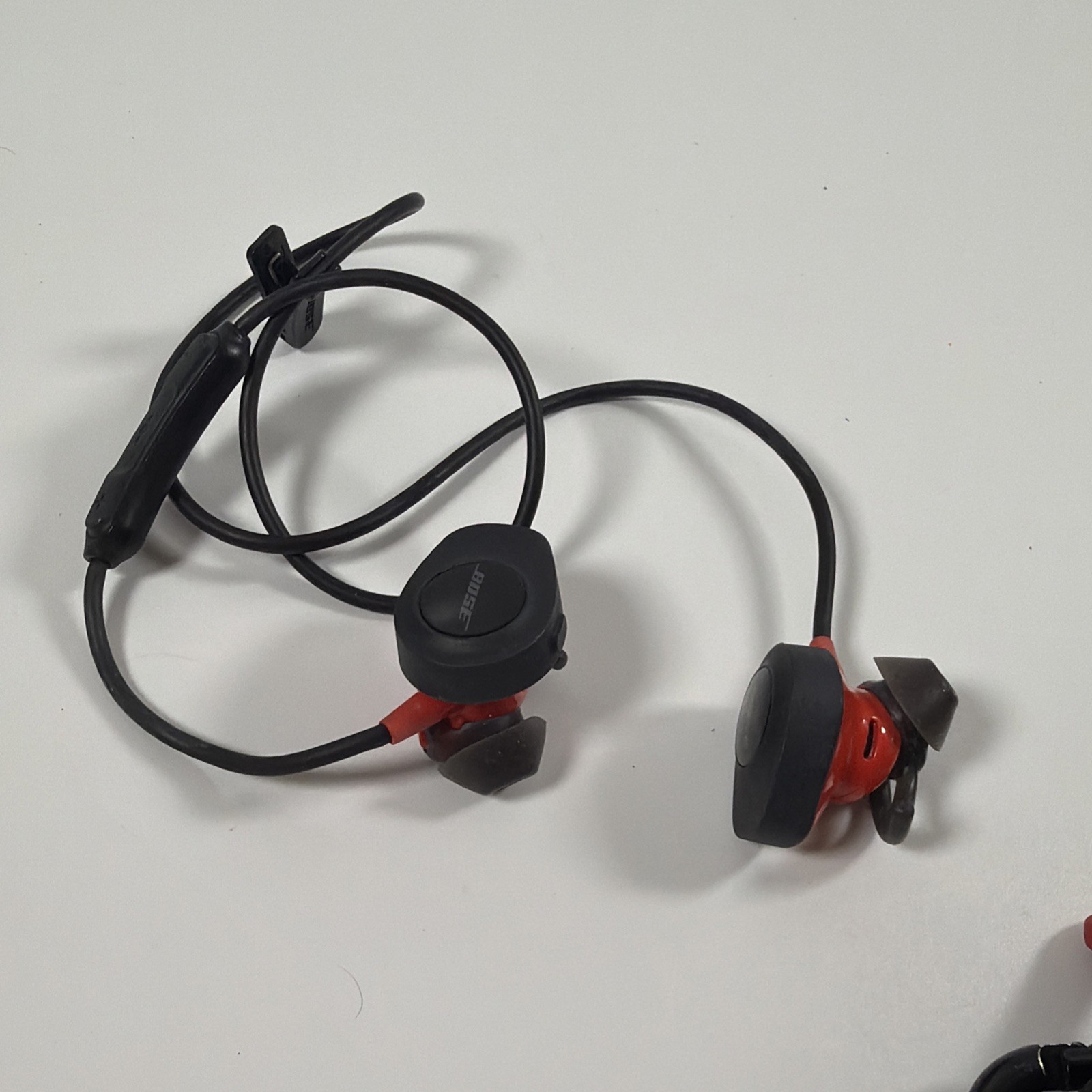 Bose SoundSport 007-AE0109 In-Ear Wireless Bluetooth Headphones Won’t Charge
