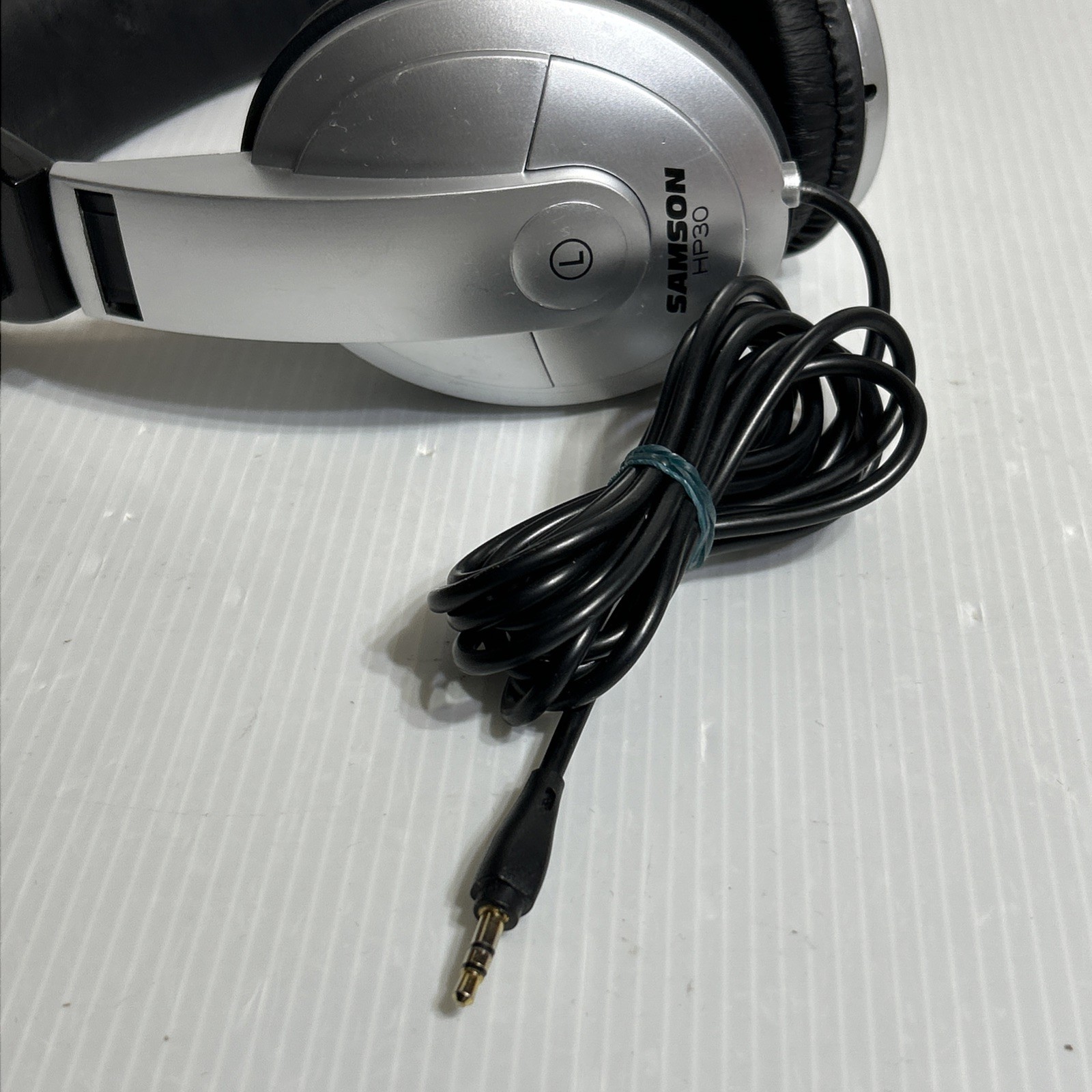 Samson HP30 Over-Ear Wired Headphones Studio Monitor Stereo Headset 3.5mm