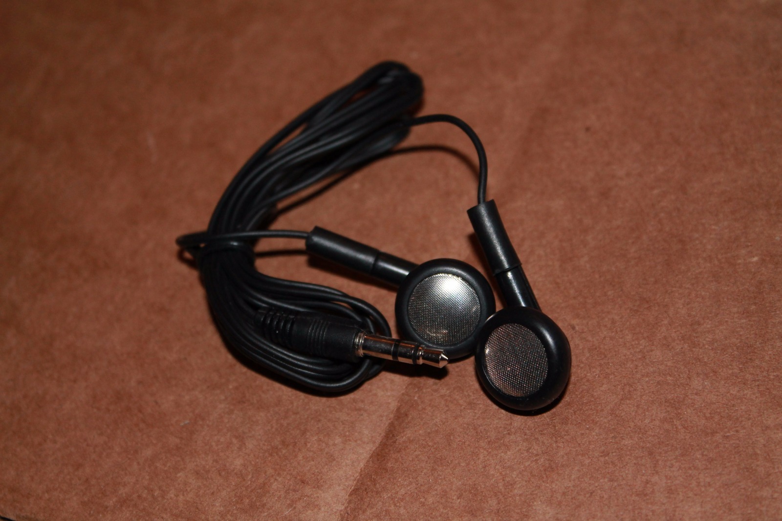 BULK Lot of 25 BLACK 3.5mm Headphones / Earbuds / Earphones – Great for Schools!