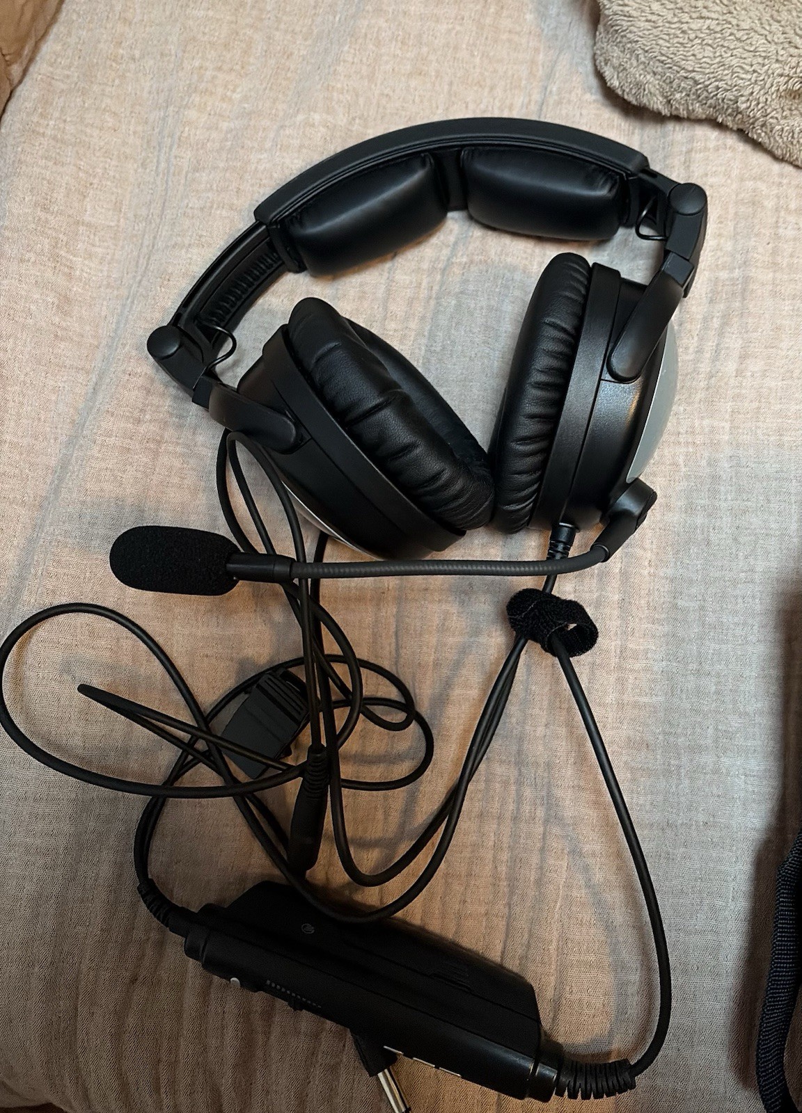 Lightspeed Sierra Over-Ear Headset Bluetooth active noise cancellation.