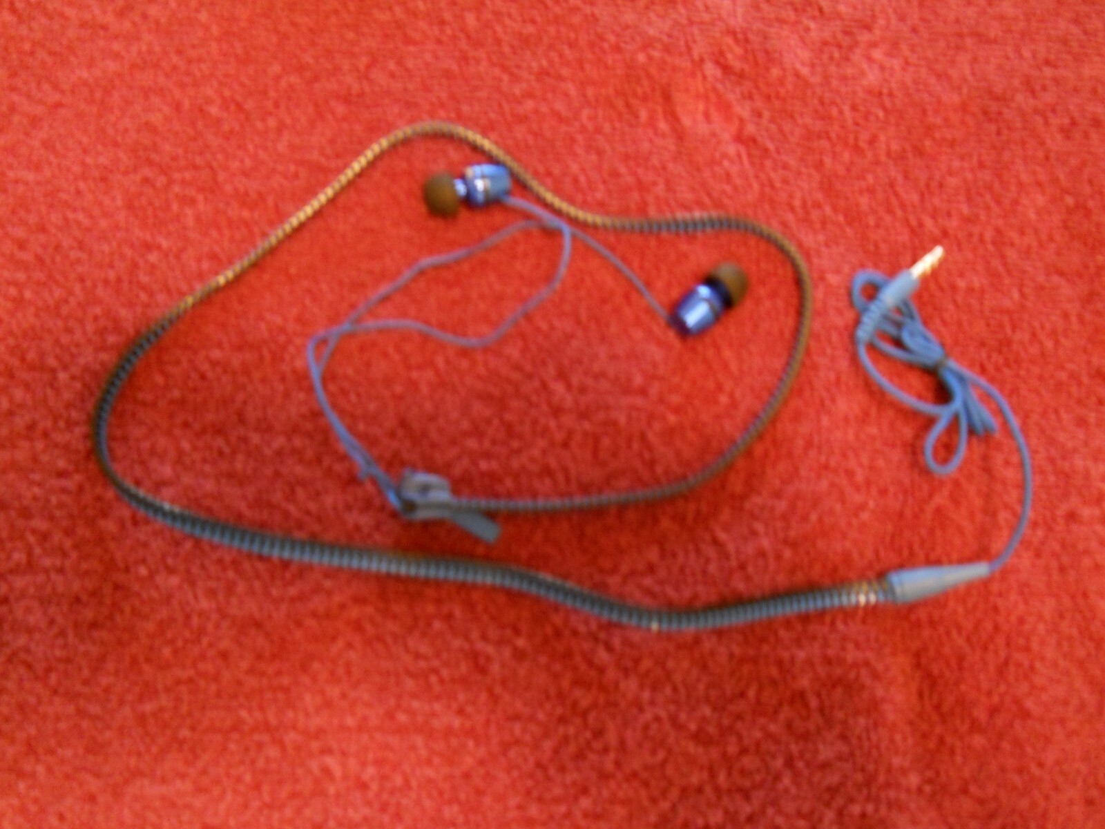 * New ~Zipper Ear Buds Kit (Black n Blue) .