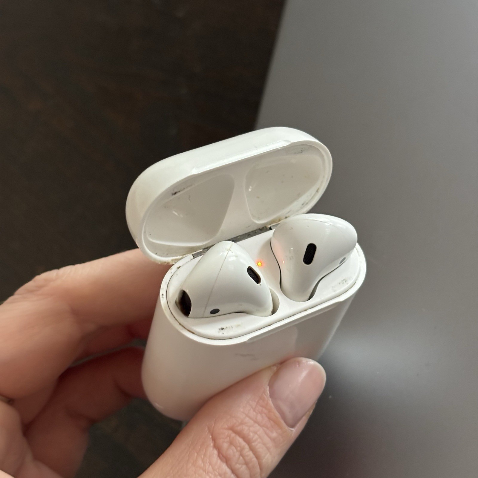 Apple AirPods (2nd Gen) White Bluetooth Wireless Earbuds w/ Charging Case Mic