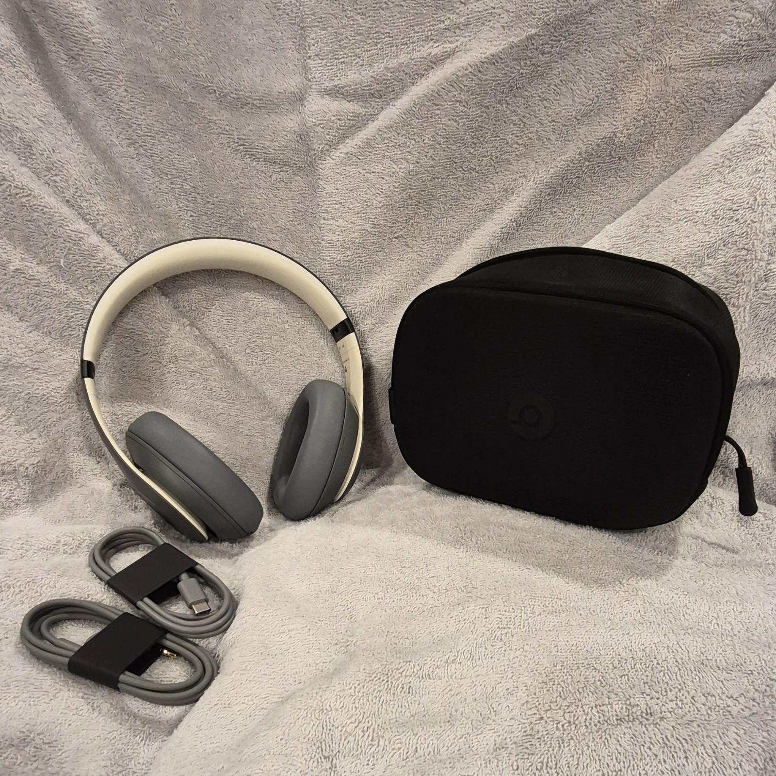 Beats by Dr. Dre Studio Pro Over-Ear Headphones White/Gray Bluetooth USB-C Case