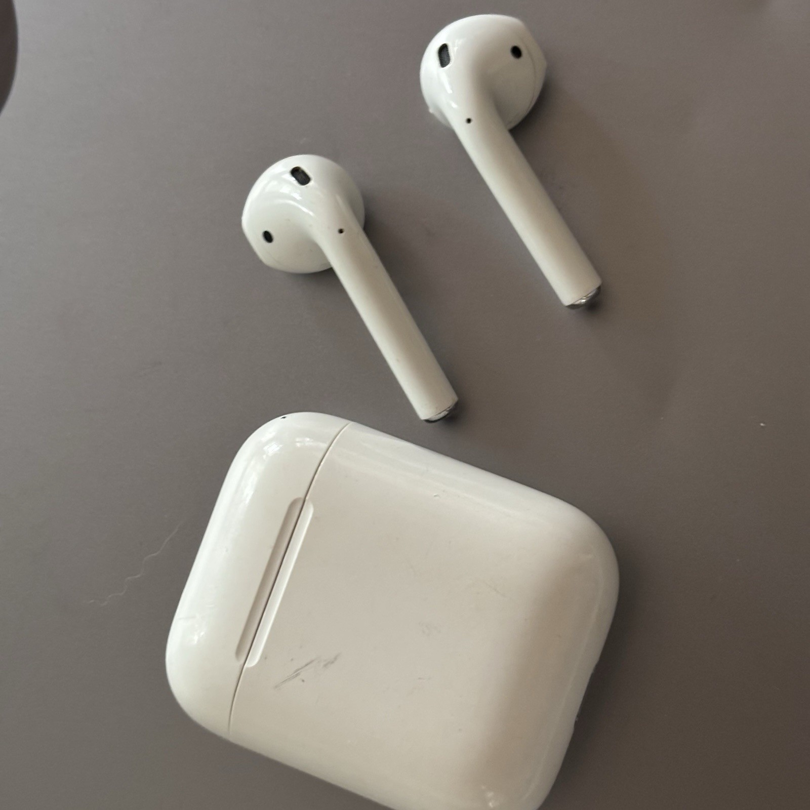 Apple AirPods (2nd Gen) White Bluetooth Wireless Earbuds w/ Charging Case Mic